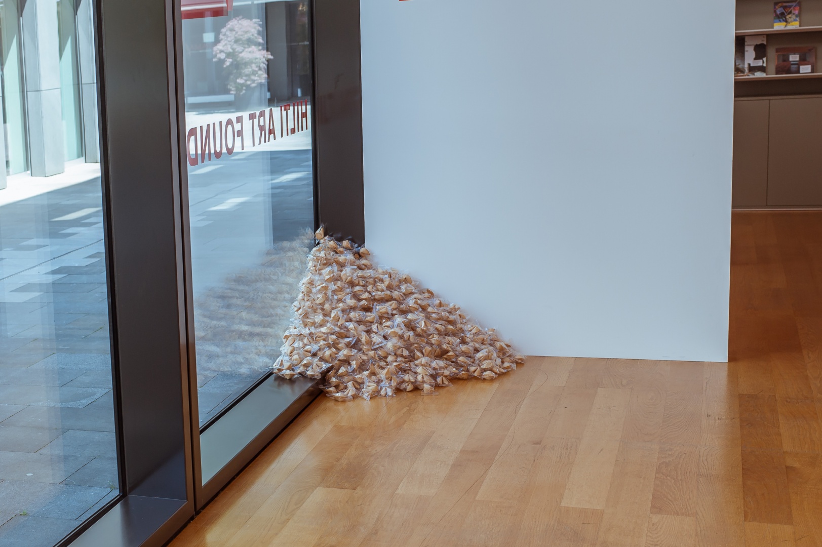 Felix Gonzalez-Torres, Untitled (Fortune Cookie Corner), 1990