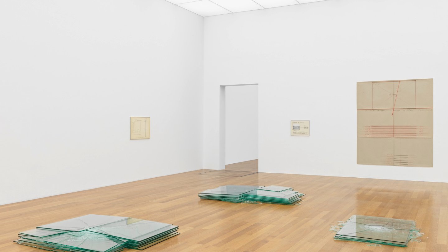Ansicht des Ausstellungsraums mit verschiedenen Installationen