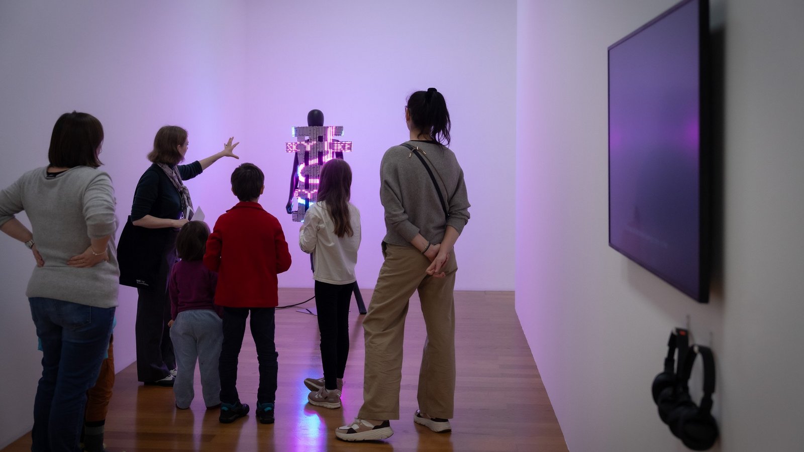 Gruppe vor einer interaktiven Kunstinstallation