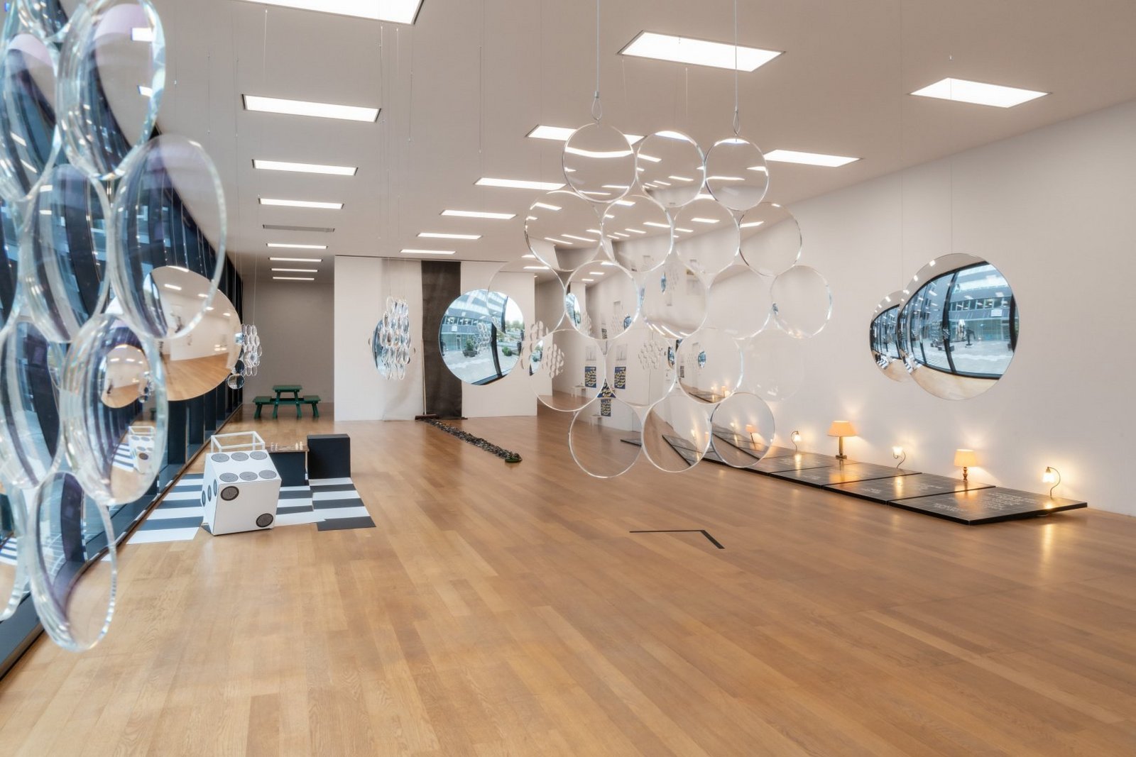 Ansicht des Ausstellungsraums mit verschiedenen Installationen