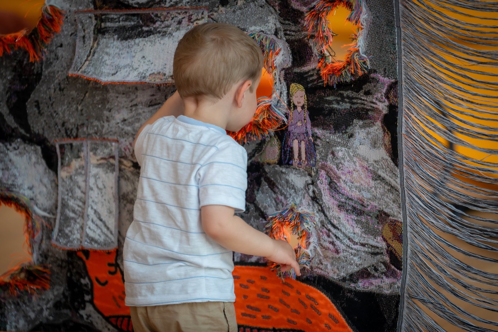 Child discovering the exhibition «CaccHho CucchhA»