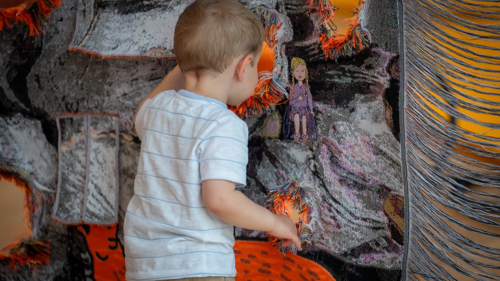 Child discovering the exhibition «CaccHho CucchhA»