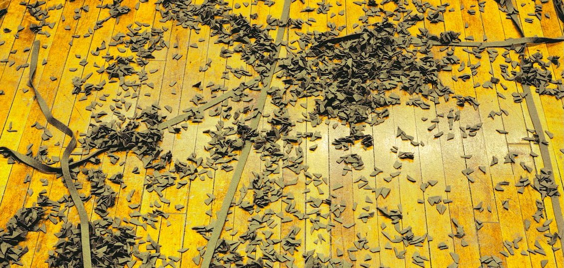Detail einer Fotografie der Arbeit «Distribution Piece, Particles and Strips» von Barry Le Va