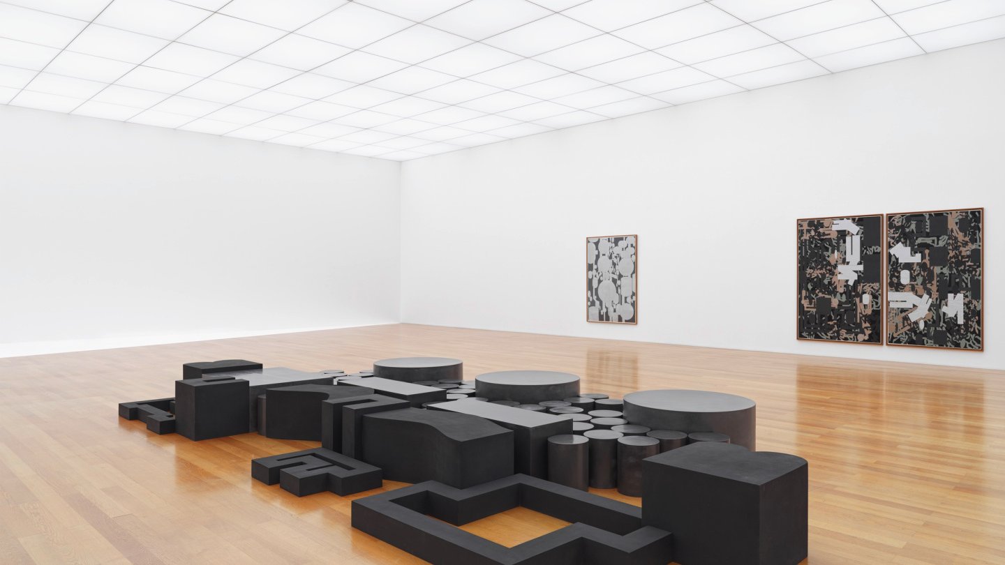 Ansicht des Ausstellungsraums mit verschiedenen Installationen
