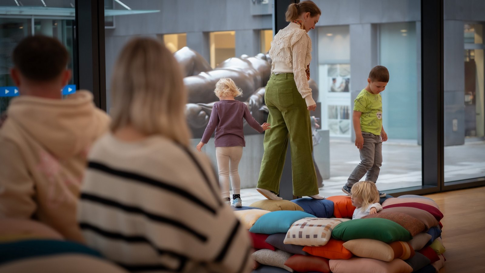 Frau und Kinder auf einem Kissenparcours