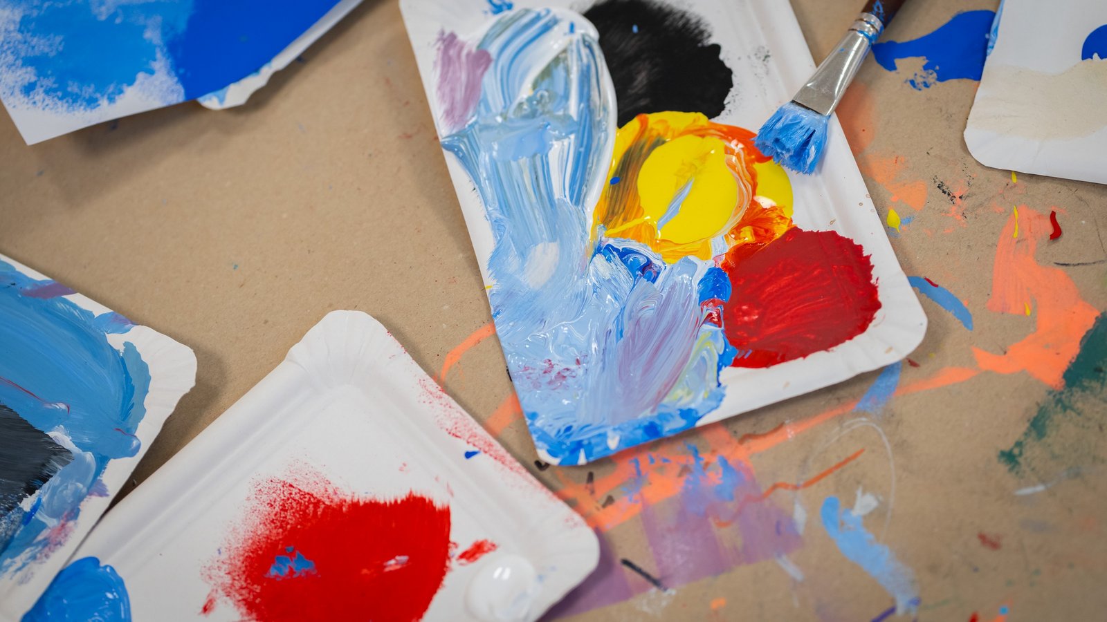 Farbpaletten mit Acrylfarben auf einem Basteltisch
