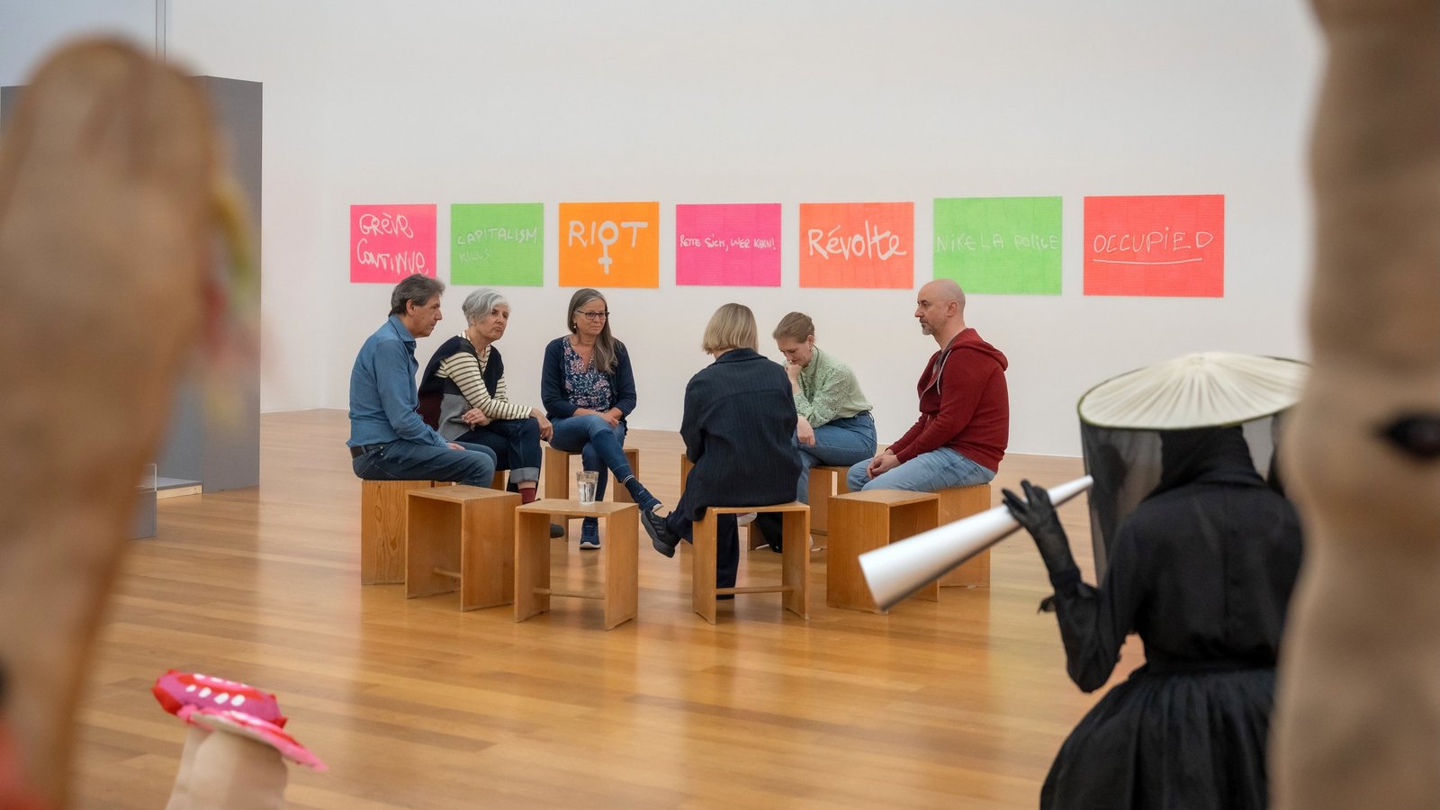 Gruppe im Gespräch in einer Museumsausstellung