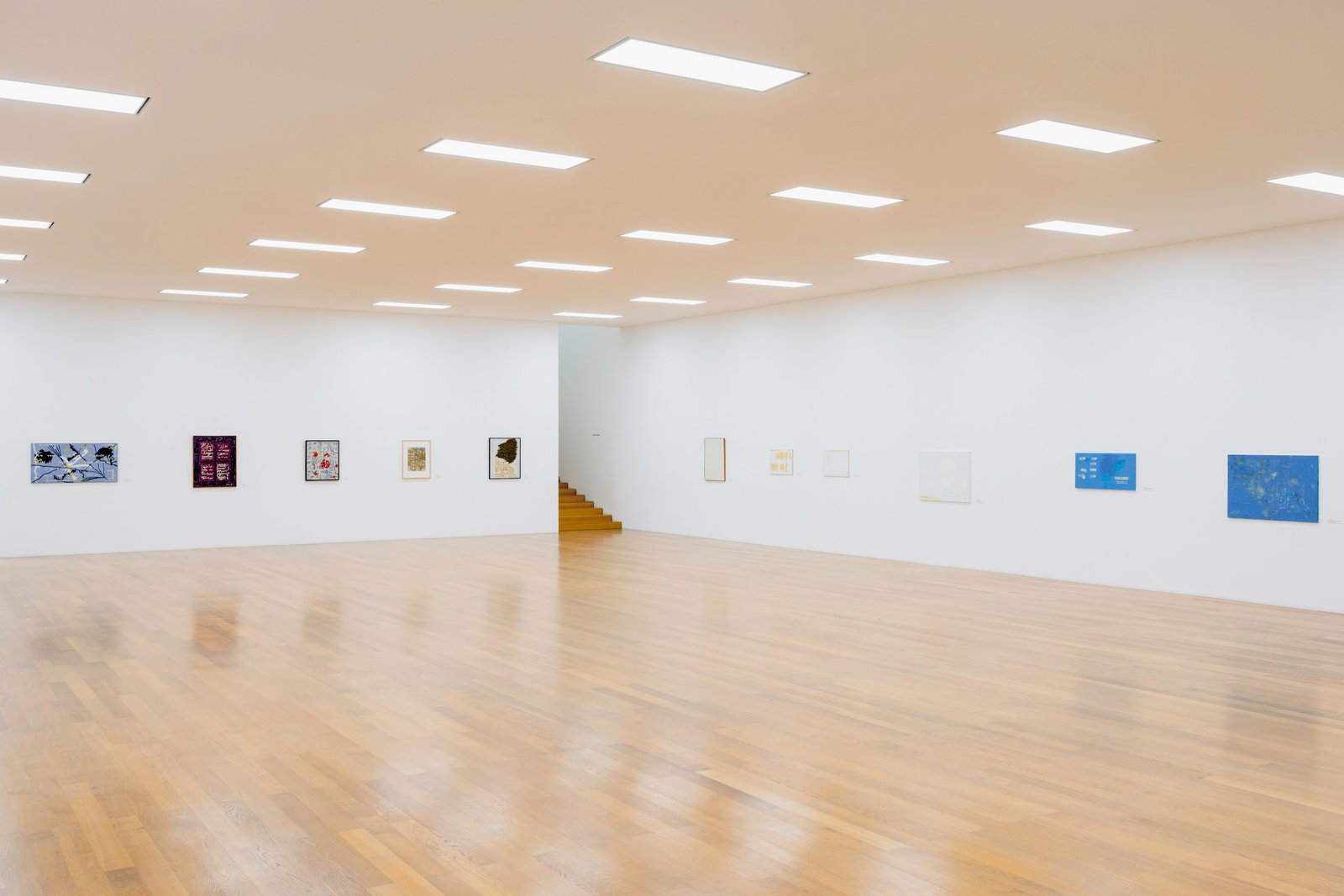 Großer Ausstellungsraum mit Kunstwerken an den Wänden
