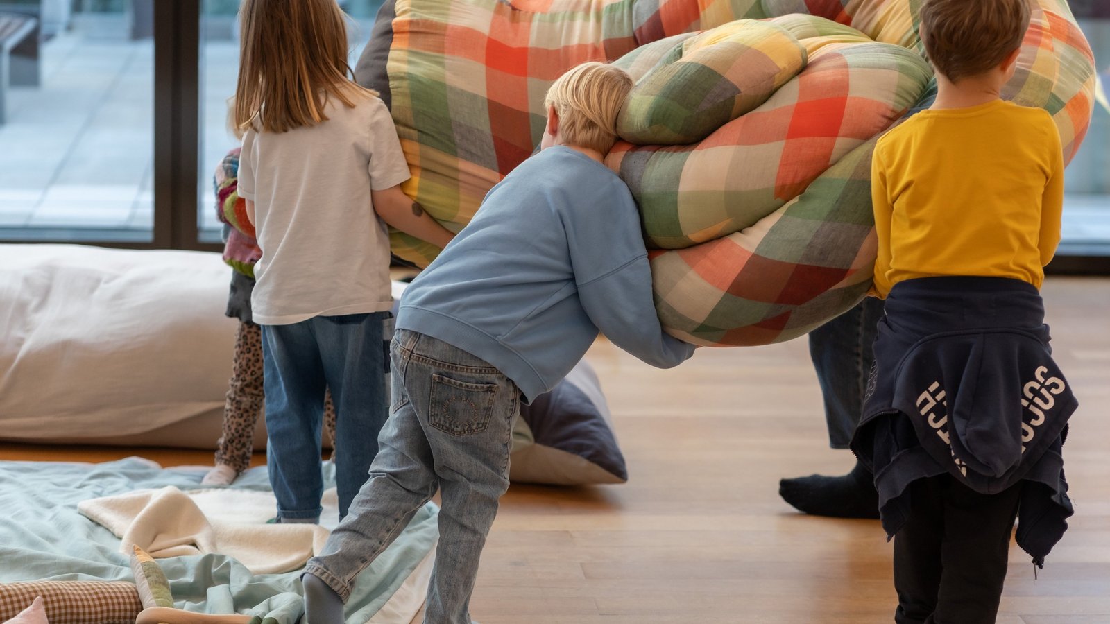 Kinder bewegen ein großes Stoffobjekt