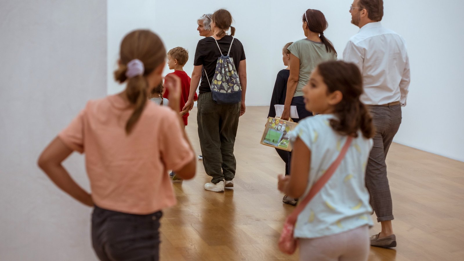 Besuchende in einer Ausstellung des Kunstmuseums