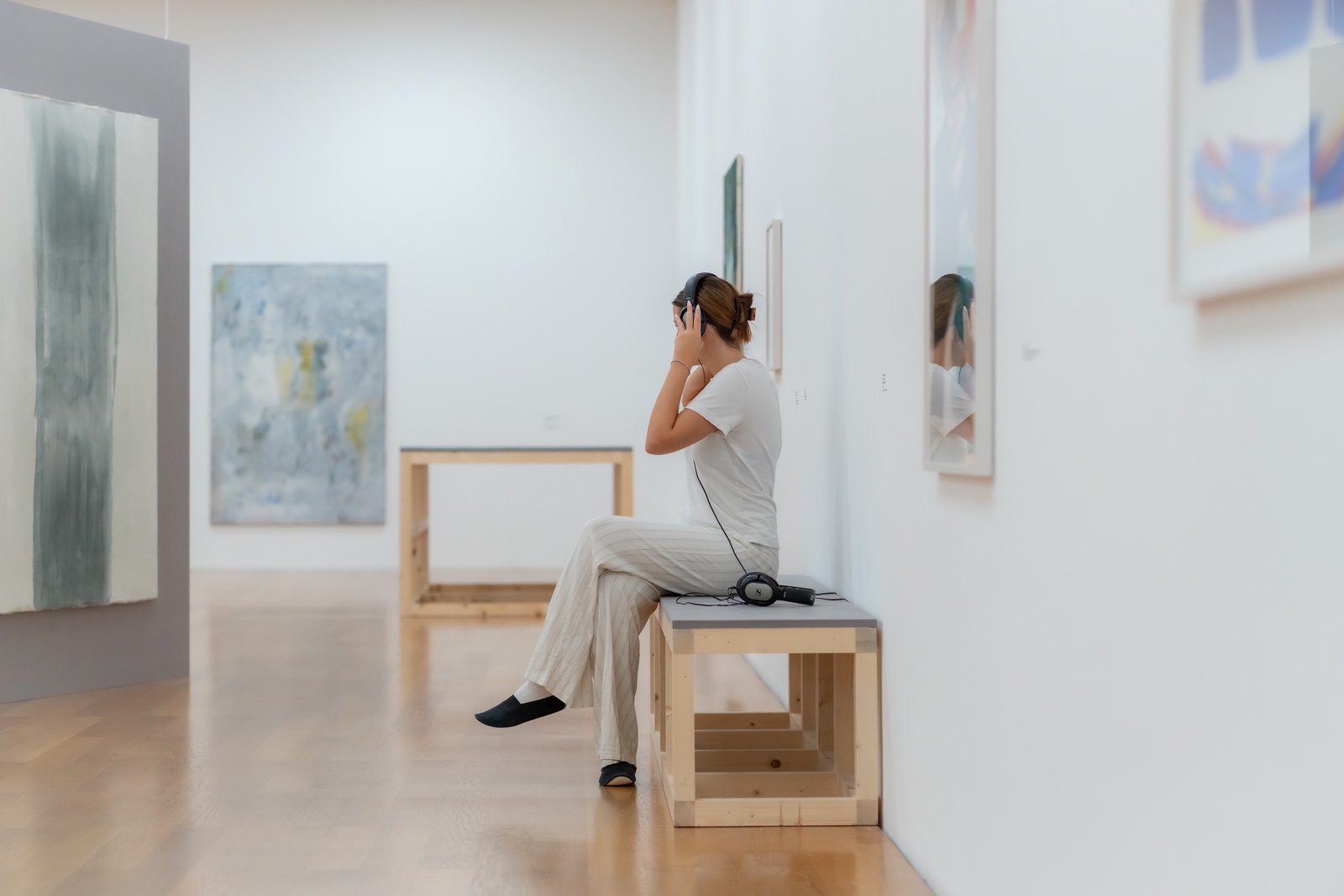 Ansicht der Ausstellung «Im Kontext der Sammlung: Evi Kliemand. Übers Wasser gehen» mit Besucherin