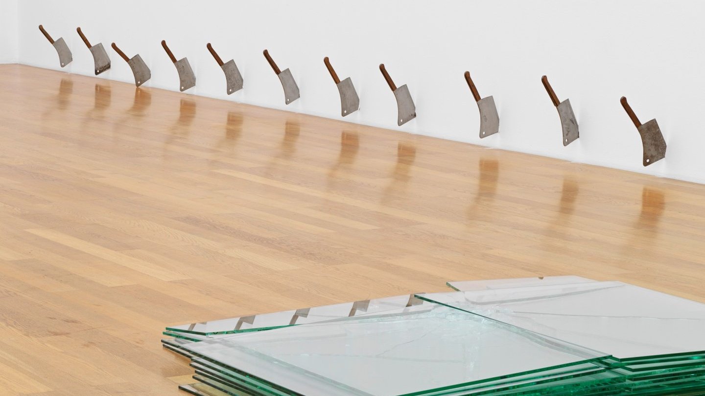 Ansicht des Ausstellungsraums mit verschiedenen Installationen