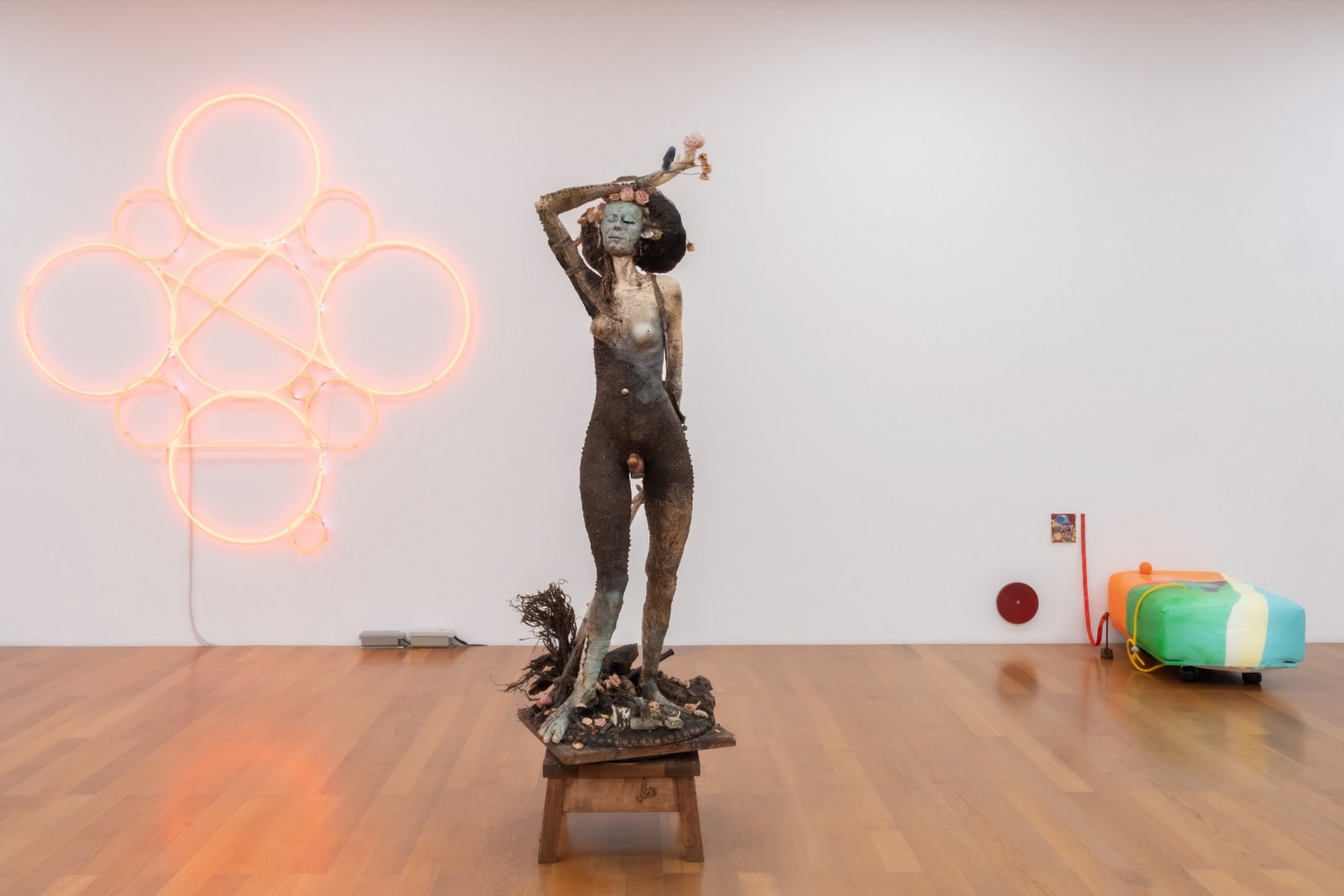 Ansicht des Ausstellungsraums mit verschiedenen Installationen