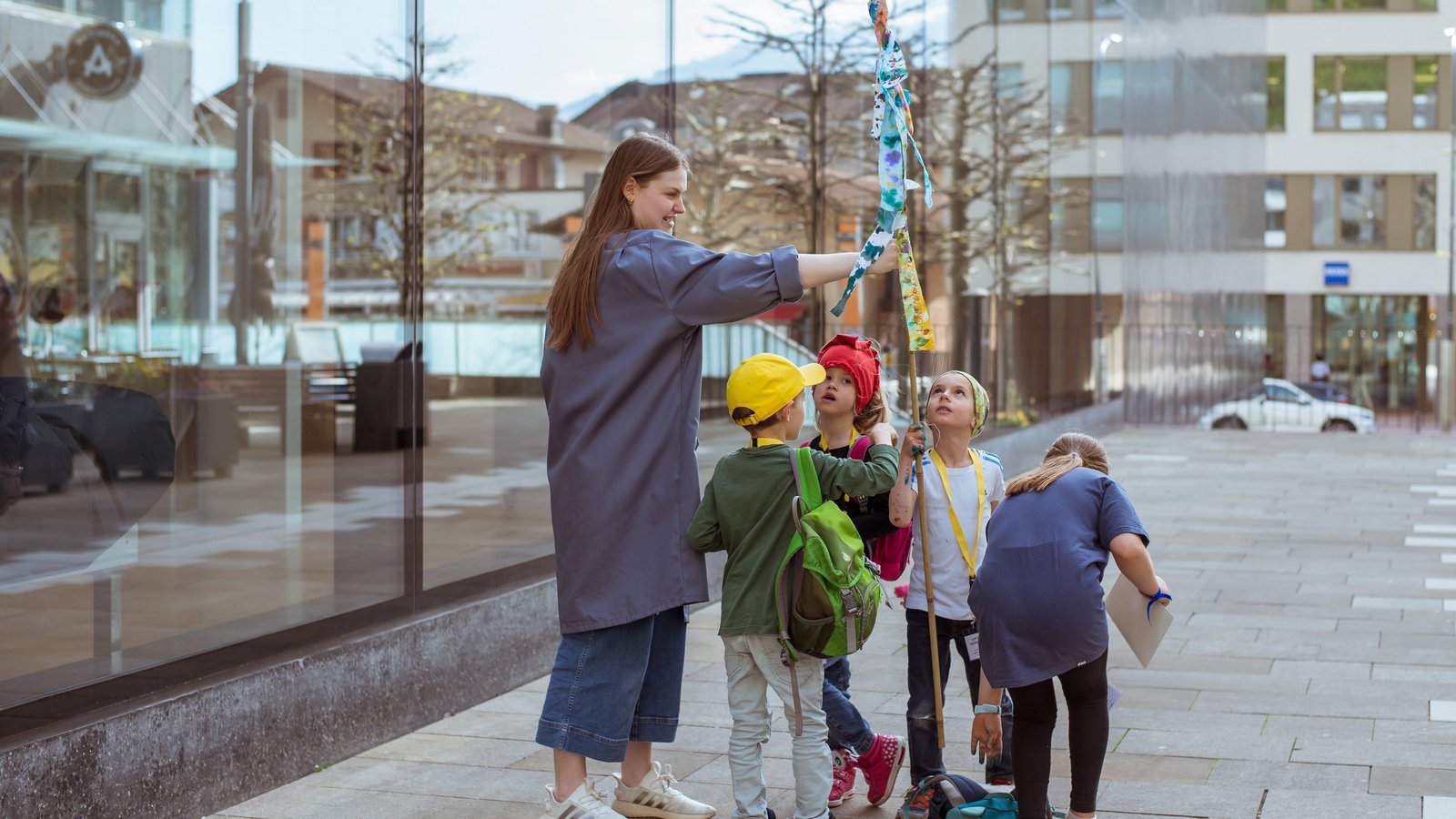 Kinder vor dem Kunstmuseum Liechtenstein 