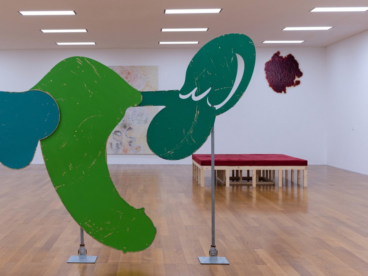 Ansicht des Ausstellungsraums mit verschiedenen Installationen