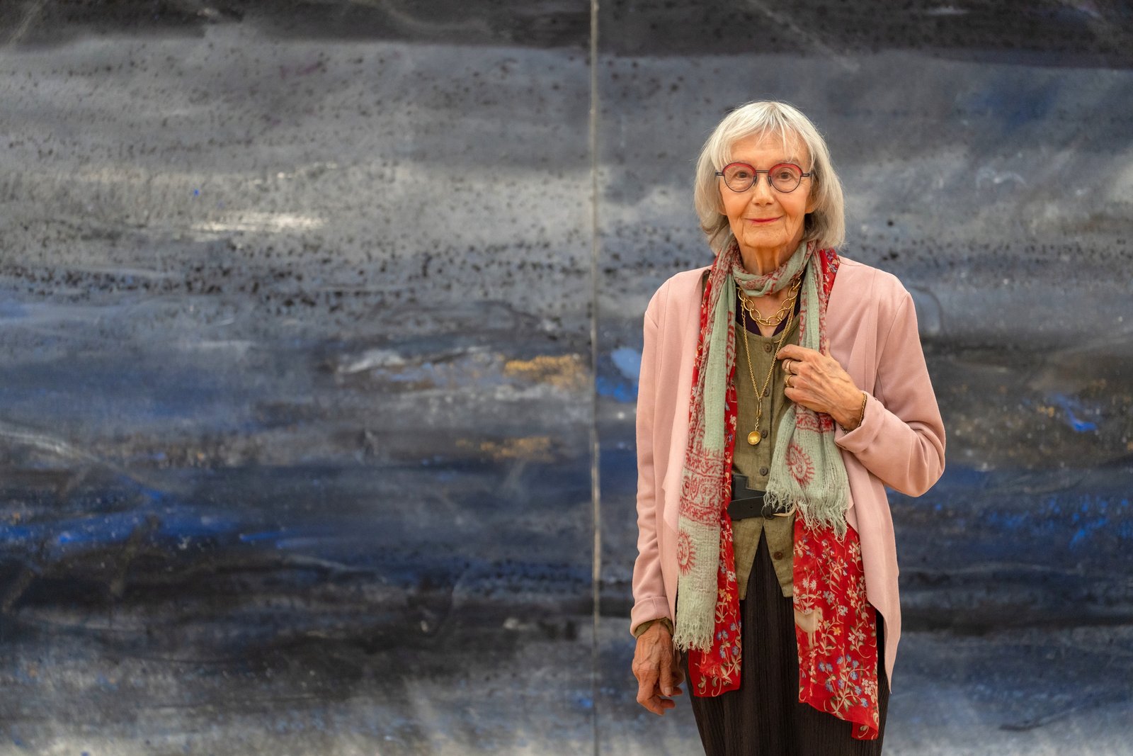 Portrait der Künstlerin Evi Kliemand in ihrer Ausstellung