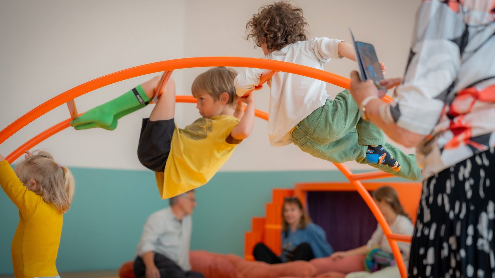 Kinder in der Ausstellung "CaccHho CucchhA"