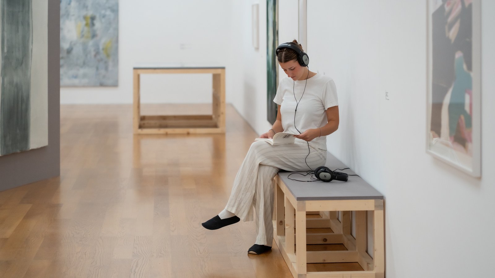 View of the exhibition "In the Context of the Collection: Evi Kliemand. Walking on Water" with visitor