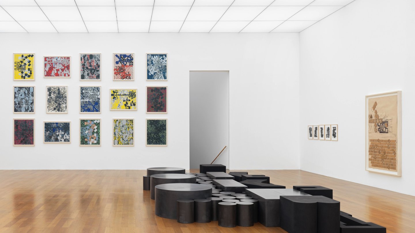 Ansicht des Ausstellungsraums mit verschiedenen Installationen und Farbschnitten