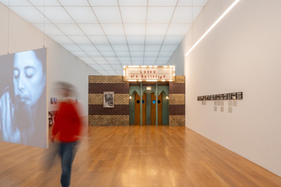 Ansicht verschiedener Werke in der Ausstellung