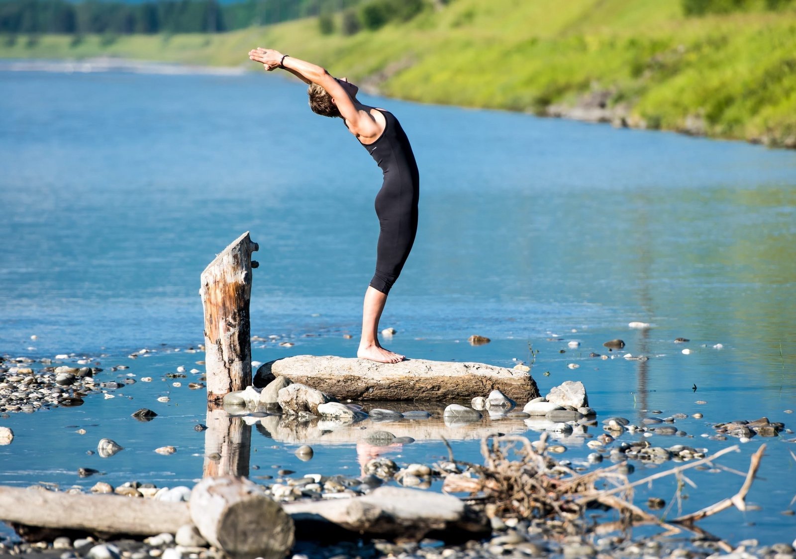 Ramona Gordaliza Vazquez-Hermann in einer Yogapose in freier Natur