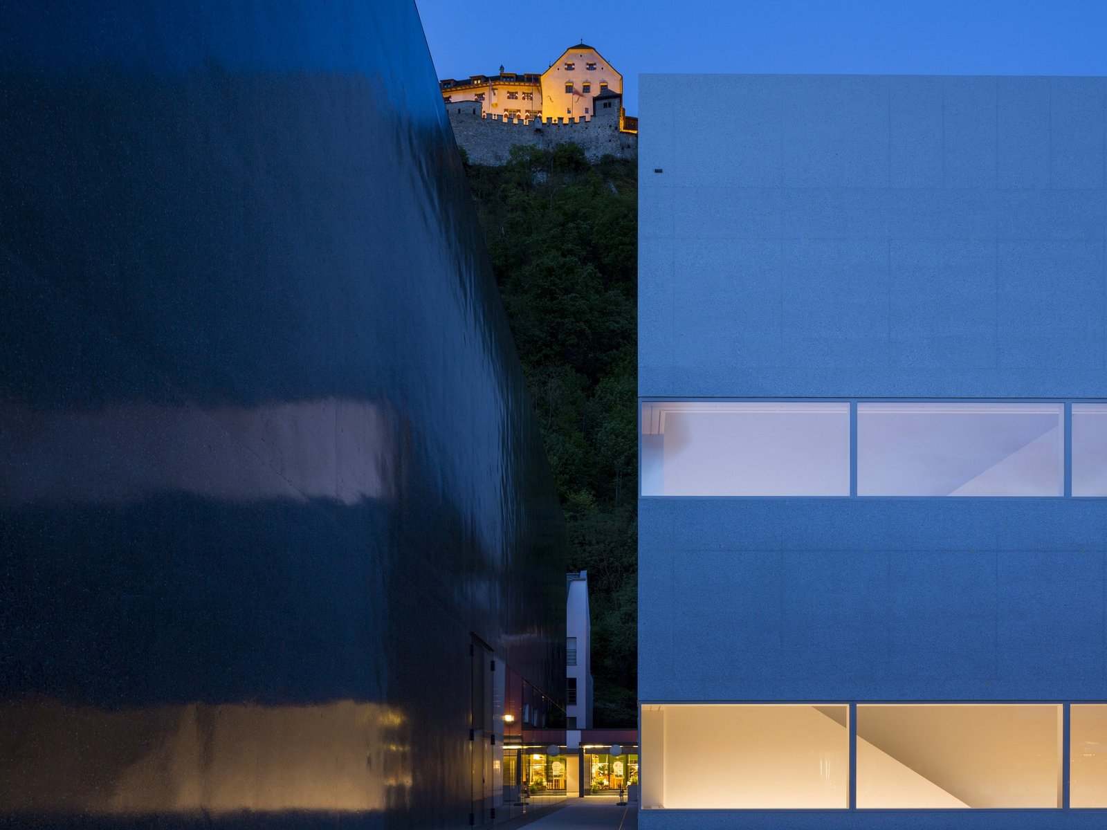 Außenansicht vom Kunstmuseum Liechtenstein und Hilti Art Foundation bei Nacht