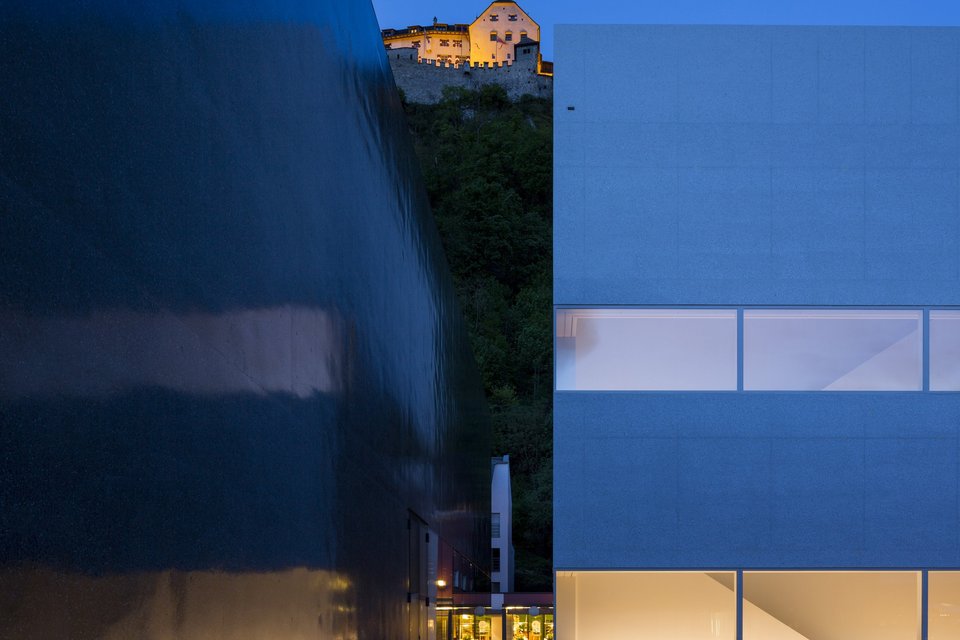 Außenansicht vom Kunstmuseum Liechtenstein und Hilti Art Foundation bei Nacht