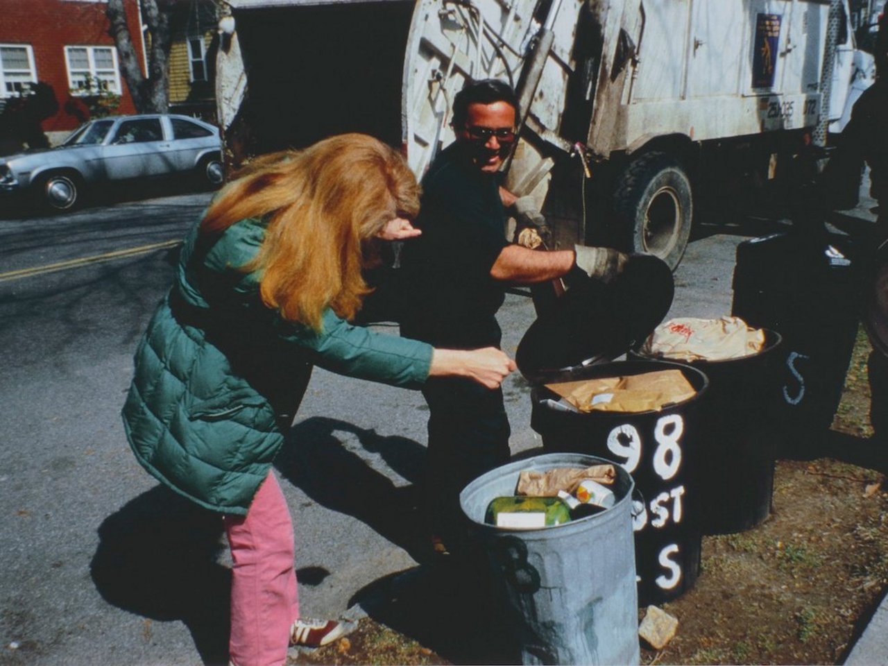 Ansicht der Fotografie der Arbeit «Touch Sanitation Performance» von Mierle Laderman Ukeles