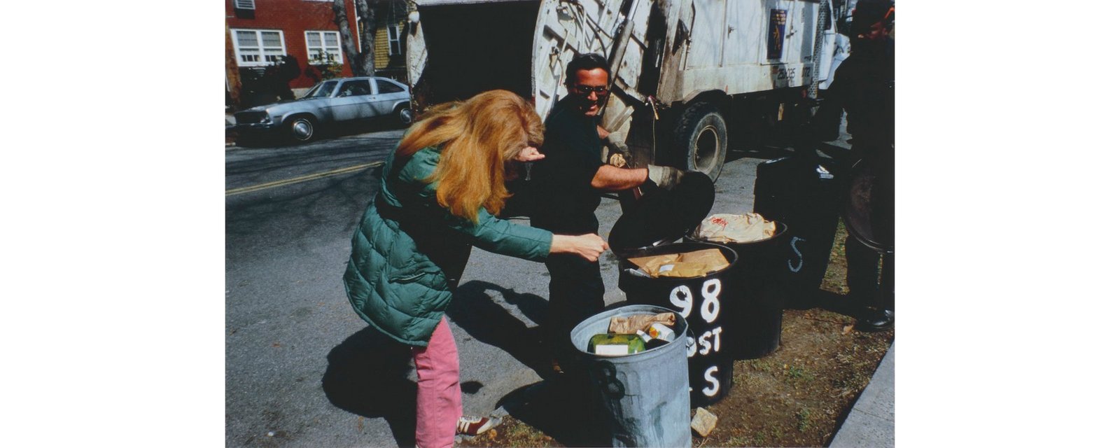 Ansicht der Fotografie der Arbeit «Touch Sanitation Performance» von Mierle Laderman Ukeles