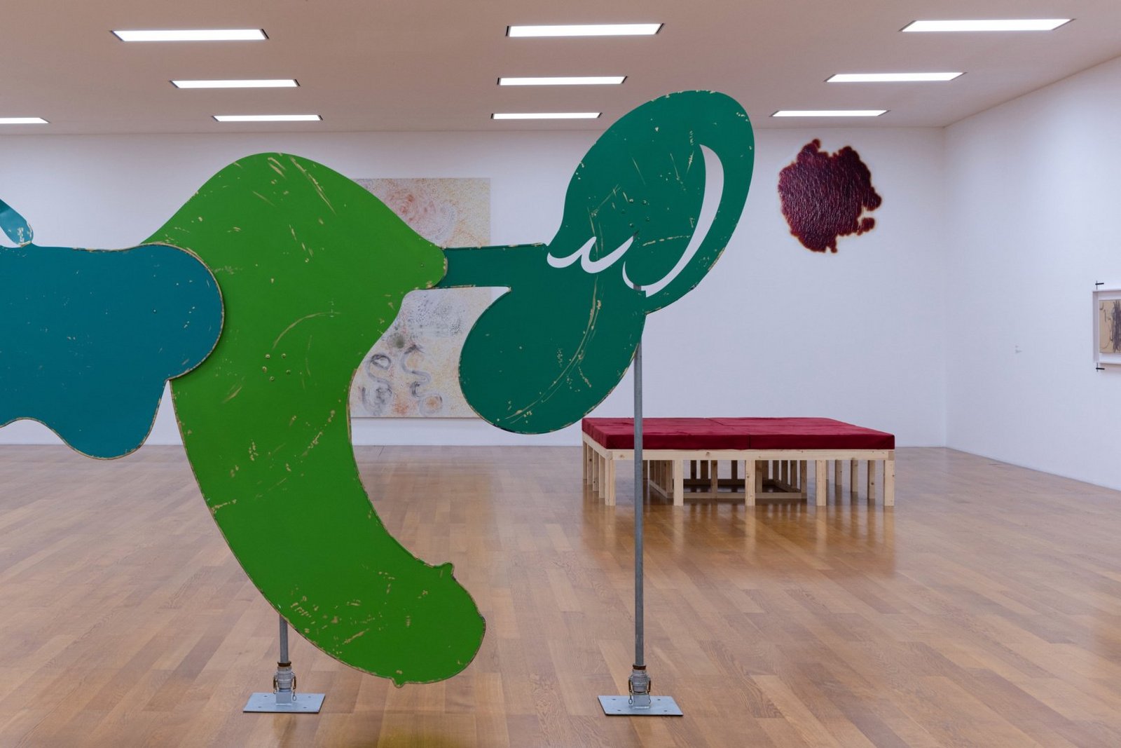 Ansicht des Ausstellungsraums mit verschiedenen Installationen