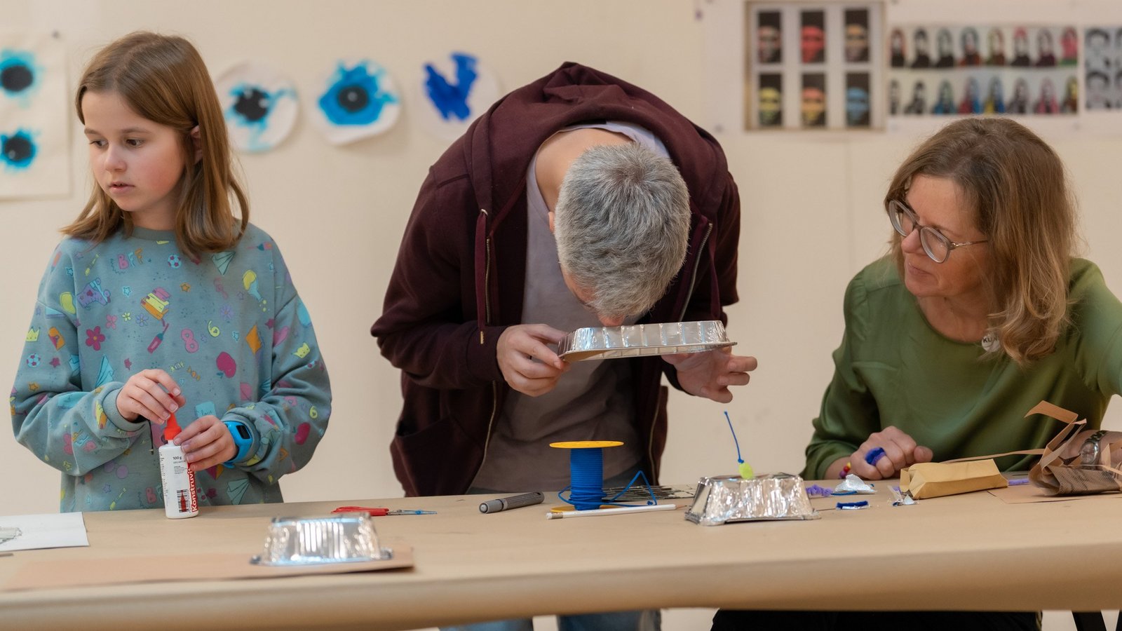 Kinder und Erwachsene gestalten Objekte im Workshop