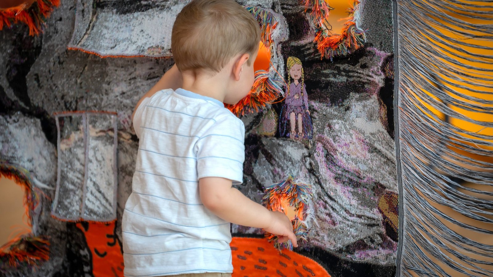 Kind in der Ausstellung "CaccHho CucchhA"