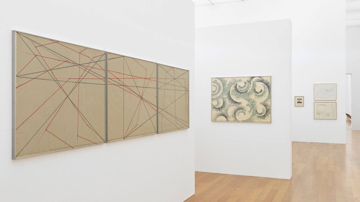 Ansicht des Ausstellungsraums mit verschiedenen Zeichnungen