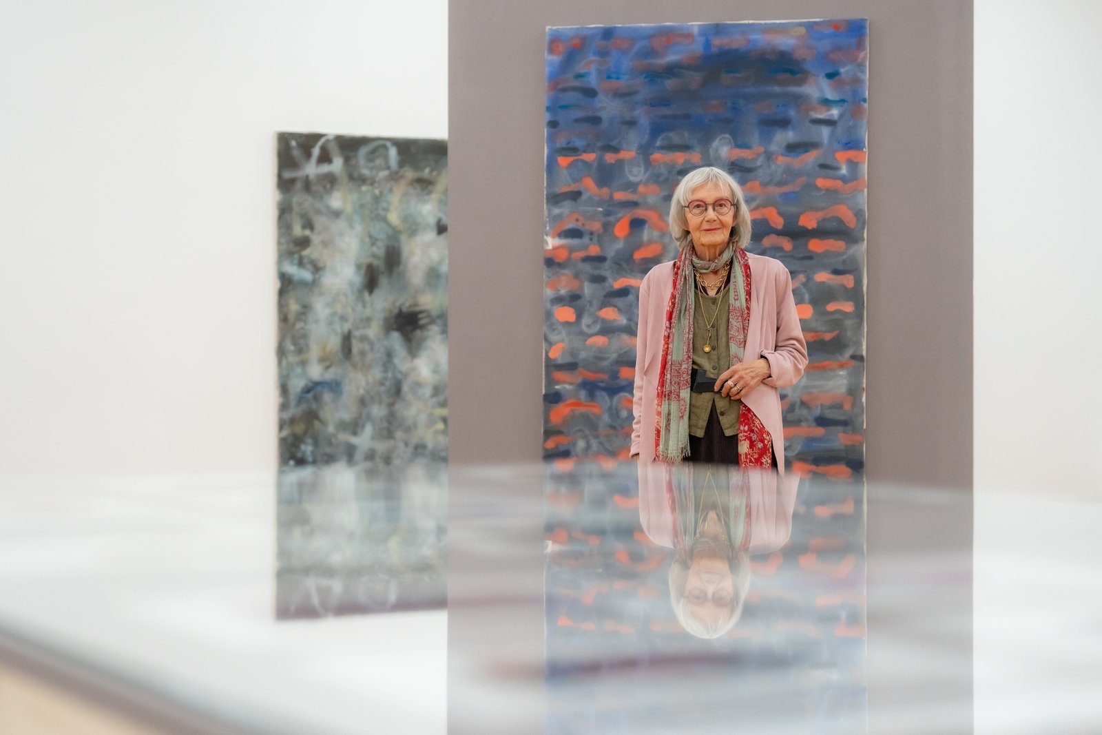 Portrait der Künstlerin Evi Kliemand in ihrer Ausstellung