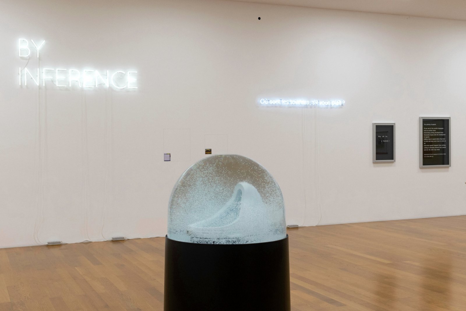 Ansicht des Ausstellungsraums mit verschiedenen Installationen