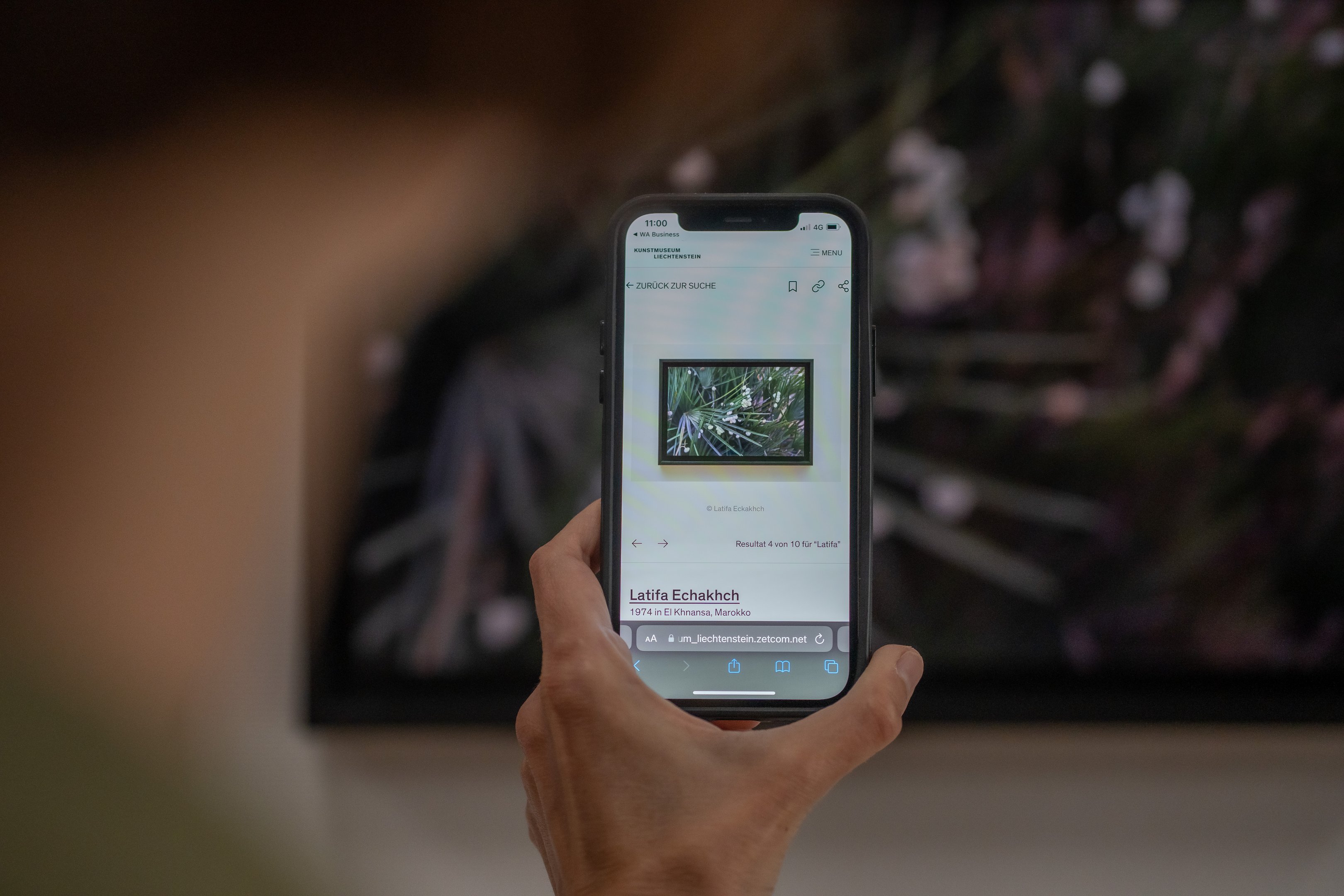 Smartphone zeigt digitale Informationen zu einem Kunstwerk
