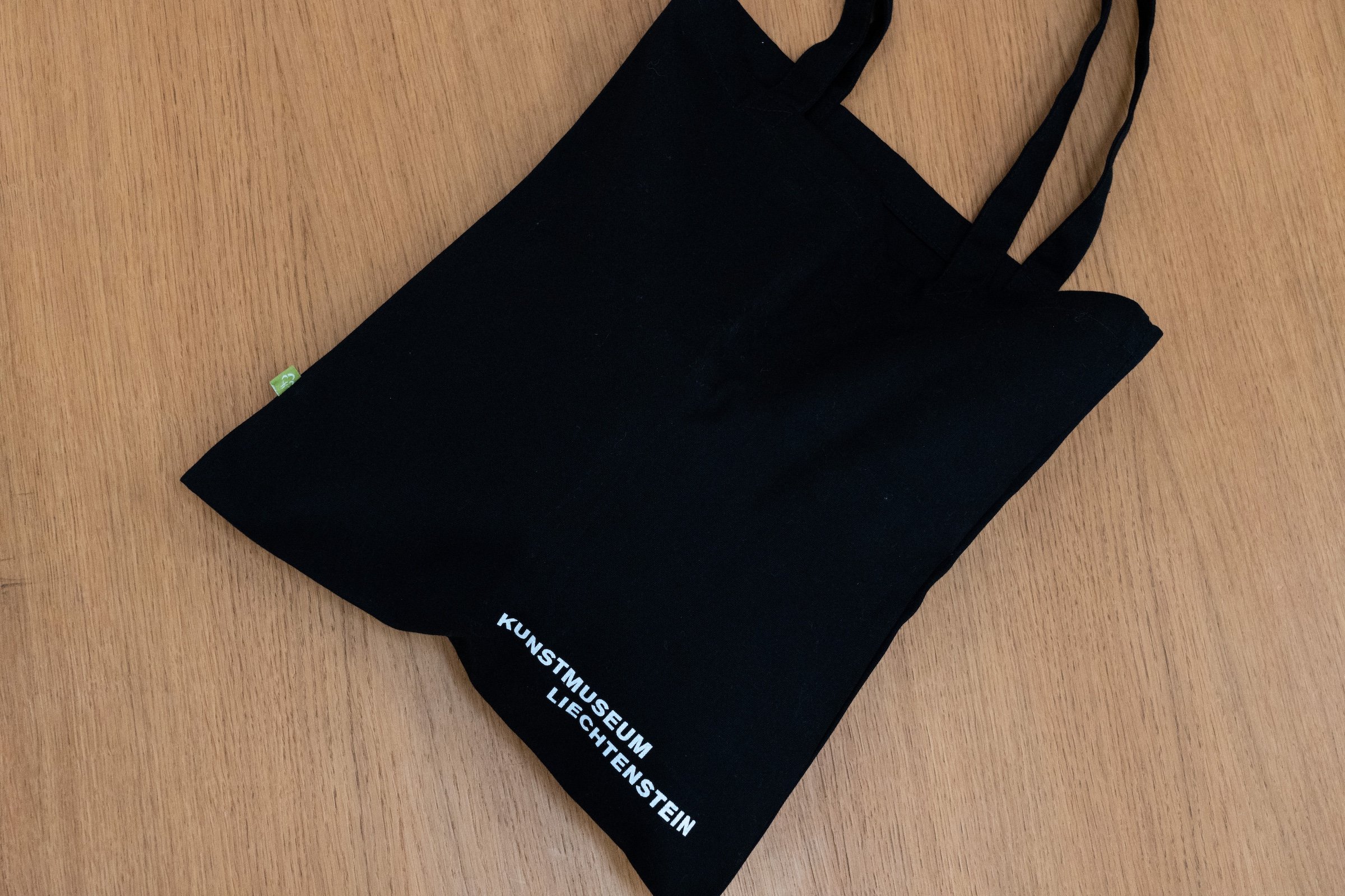 Schwarze Tasche mit dem Aufdruck "Kunstmuseum Liechtenstein"