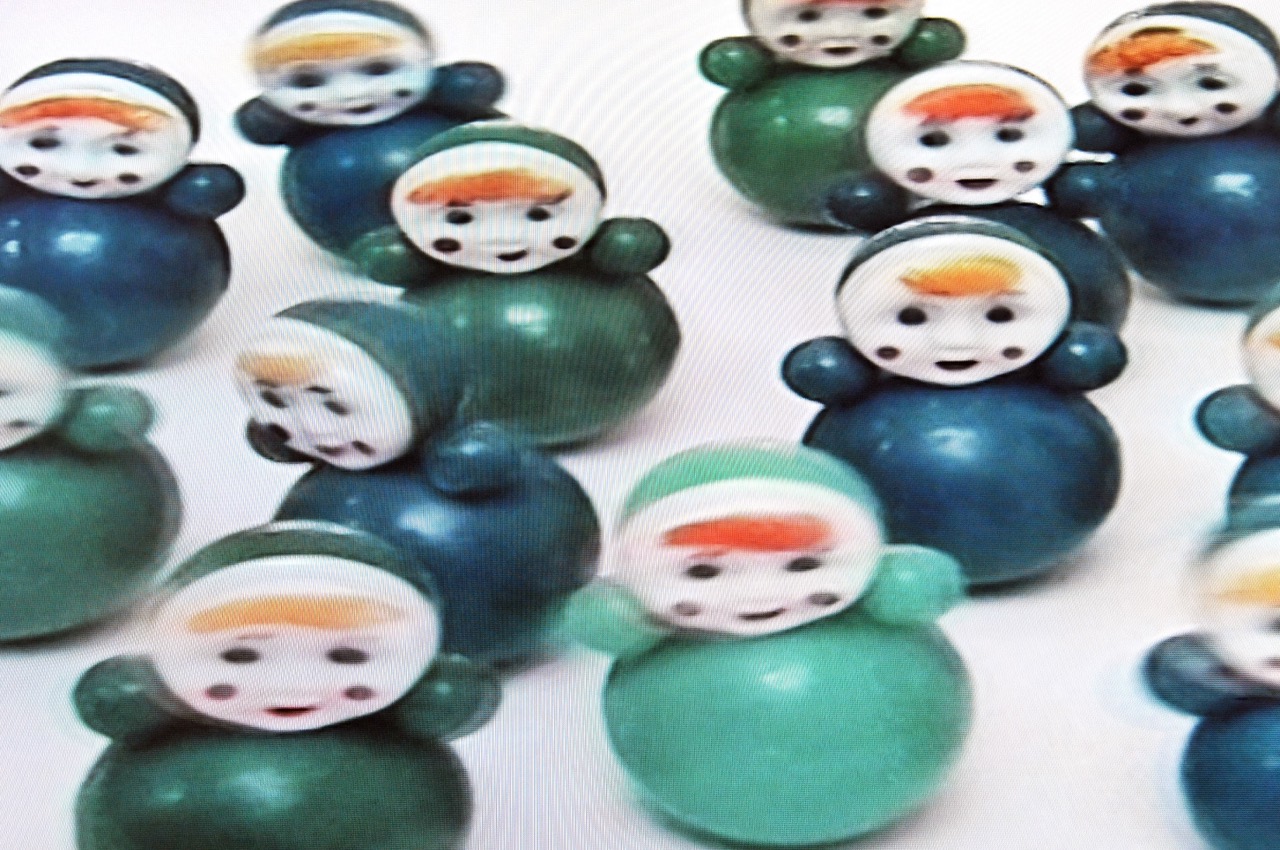 Still from the video "Trying to Survive" by Anna Jermolaewa